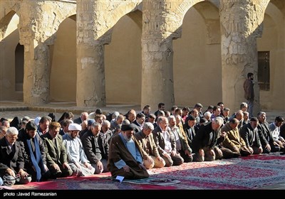 اقامة الصلاة فی مسجد تاریخانه الأثری فی مدینة دامغان الایرانیة