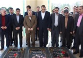 وزیر بهداشت به مقام شامخ شهدای گمنام در کاشان ادای احترام کرد