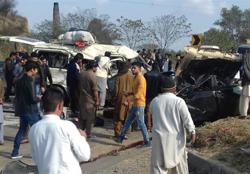 جہلم میں کار اور وین میں تصادم سے 14 افراد جاں بحق، 15 زخمی