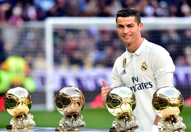 رونالدو با توپ‌های طلای خود عکس گرفت