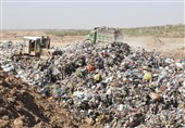 ایجاد سکوی زباله در 500 متری منبع ذخیره آب روستای کمال‌الملک کاشان/ خطر آلودگی آب شرب مردم را تهدید می‌کند + فیلم