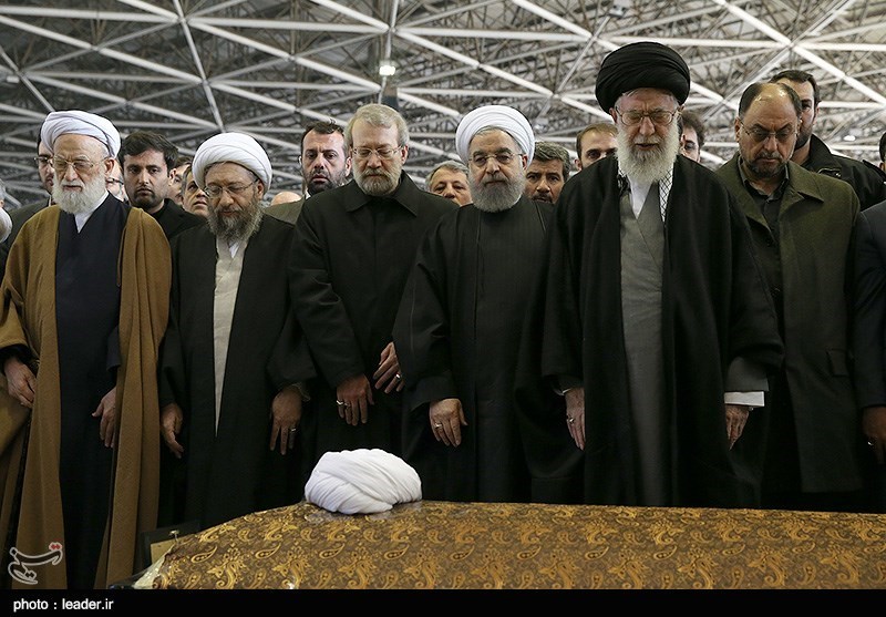 الإمام الخامنئی یصلی على جثمان آیة الله هاشمی رفسنجانی