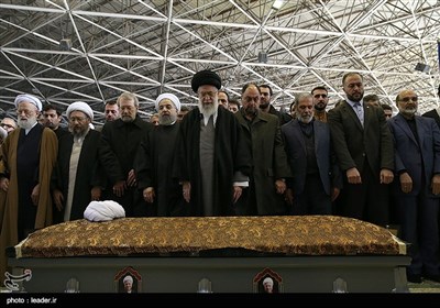 الإمام الخامنئی یصلی على جثمان آیة الله هاشمی رفسنجانی