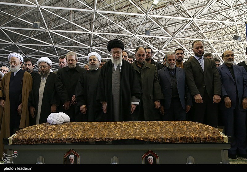 آسوشیتدپرس: رهبر ایران بر پیکر آیت الله هاشمی رفسنجانی نماز اقامه کرد