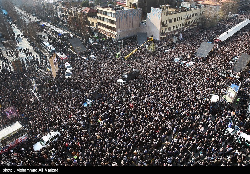 تواجد واسع لأبناء الشعب الایرانی أمام جامعة طهران