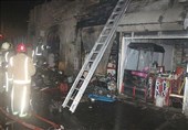 نجات دو نفر از میان شعله‌های آتش در انبار ضایعات + تصاویر