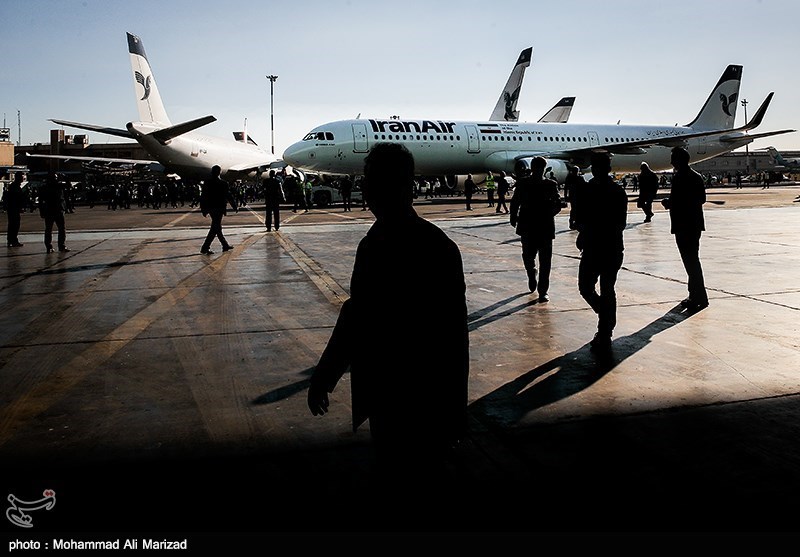 تئاتر &quot;تاخیر و بحران&quot; در فرودگاه مشهد همچنان ادامه دارد/ جشن ورود هواپیما واجب‌تر است یا تامین امکانات فرودگاهی؟