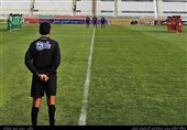 رنگ‌آمیزی چمن ورزشگاه امام علی کرمان پیش از آغاز مسابقه + عکس