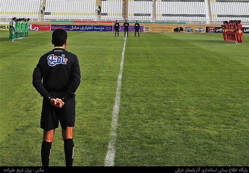 رنگ‌آمیزی چمن ورزشگاه امام علی کرمان پیش از آغاز مسابقه + عکس
