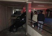 سقوط عجیب خودروی گران‌قیمت به «رمپ» پارکینگ + تصاویر