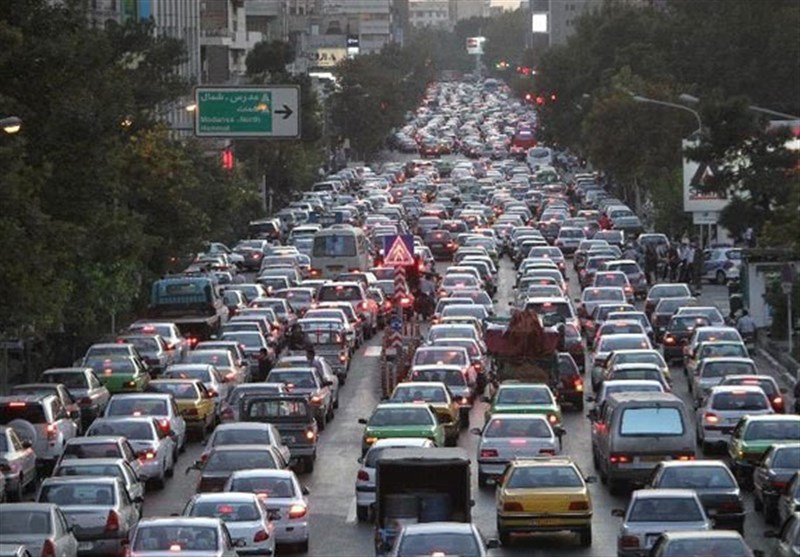 ترافیک سنگین صبحگاهی در خیابان ولیعصر به دلیل حادثه برای تریلر