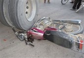 مرگ دردناک موتورسوار به خاطر برخورد با تایر سرگردان + فیلم