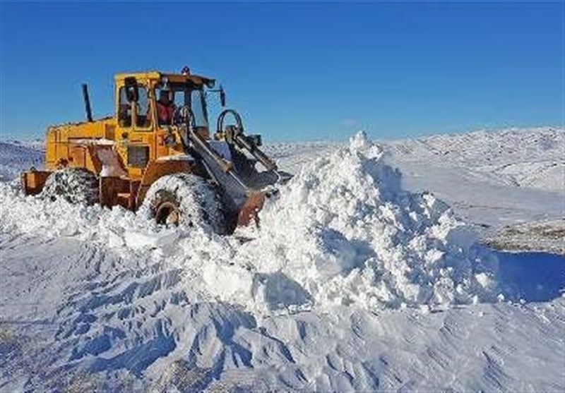 بارش برف در محورهای مواصلاتی استان قزوین ادامه دارد