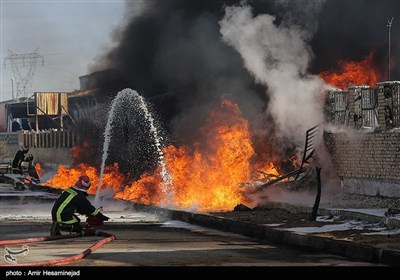 آتش‌سوزی مهیب و گسترده در شهرک صنعتی شکوهیه قم