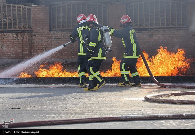 دود آتش‌سوزی مسجد ورامین در چشم حادثه‌دیدگان ریزش آوار