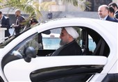 رانندگی روحانی با خودرو برقی+ تصاویر