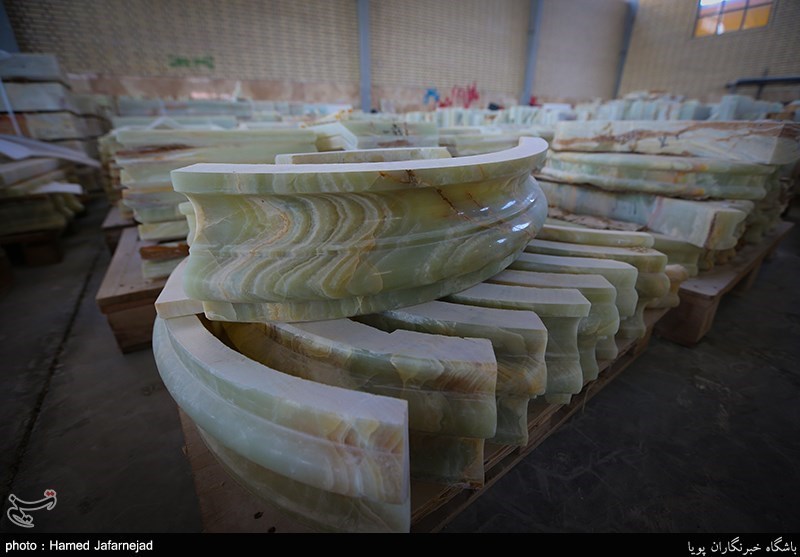 513 ستون سنگی صحن حضرت زهرا(س) در نجف توسط متخصصان استان مرکزی نصب شد