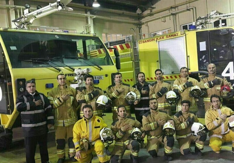 عکس/ادای احترام پرسنل آتش نشانی فرودگاه امام خمینی به همکارانشان در حادثه پلاسکو