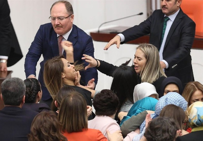 نماینده ترکیه در پارلمان به خود دستبند زد + فیلم و عکس