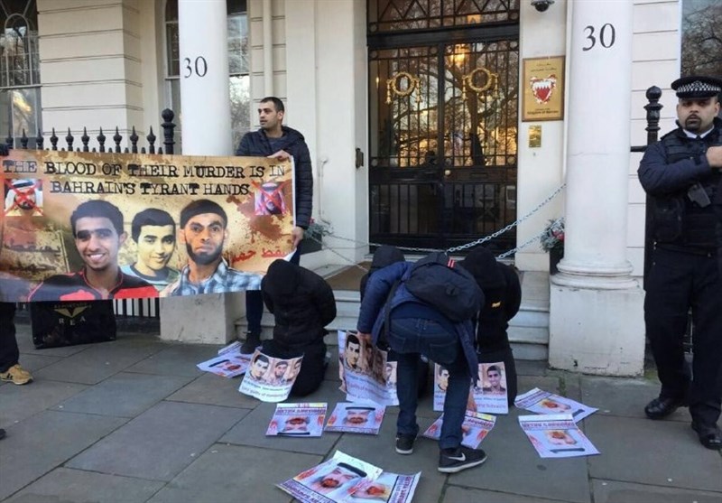 تحصن بحرینی‌ها مقابل سفارت این کشور در لندن + عکس
