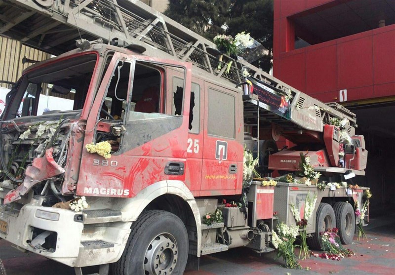 عکس/گل‌باران کردن ماشین‌ آتش‌نشانی آسیب دیده در حادثه پلاسکو