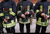 نماز آتش نشانان ترک برای همکاران ایرانی خود در مقابل سفارت ایران