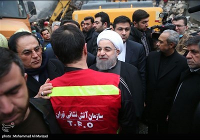 حضور حجت‌الاسلام حسن روحانی رئیس جمهور در محل حادثه پلاسکو