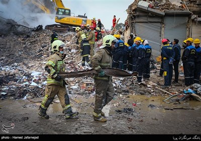 آواربرداری نیروهای آتش نشانی در حادثه آتش سوزی ساختمان پلاسکو 