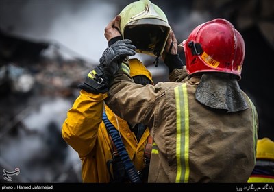 نیروهای آتش نشان در محل حادثه آتش سوزی ساختمان پلاسکو 