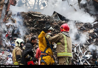نیروهای آتش نشان در محل حادثه آتش سوزی ساختمان پلاسکو 