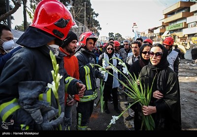 اهدای گل به آتش‌نشانان حاضر در محل حادثه پلاسکو توسط زیبا بروفه بازیگر سینما