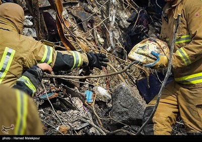کشف کلاه یکی از آتش‌نشانان شهید در عملیات آوار برداری ساختمان پلاسکو