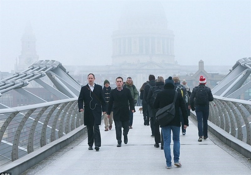 مه سمی بر فراز بریتانیا و سرگردانی 10 هزار مسافر فرودگاه هیترو لندن + تصاویر