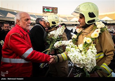 تجلیل اهالی فوتبال از آتش نشانان در ورزشگاه آزادی