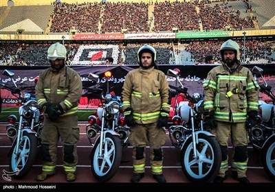 تجلیل اهالی فوتبال از آتش نشانان در ورزشگاه آزادی