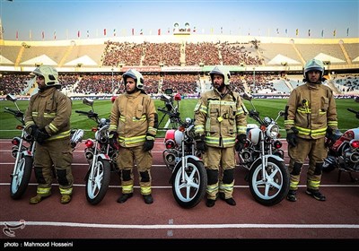 تجلیل اهالی فوتبال از آتش نشانان در ورزشگاه آزادی