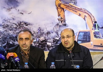شهرام گیل‌آبادی رئیس مرکز ارتباطات شهرداری تهران در نشست خبری ستاد بحران حادثه پلاسکو