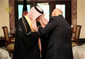 اشرف غنی به سفیر عربستان در افغانستان مدال افتخار داد + تصاویر