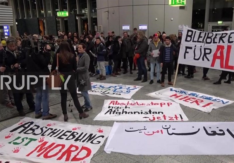 تظاهرات فعالان مدنی آلمان علیه اخراج پناهجویان افغان + عکس و فیلم