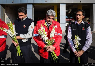 تاسف آتش نشانان ایستگاه حسن آباد تهران در پی شهادت همکارانشان در حادثه فروریختن ساختمان پلاسکو