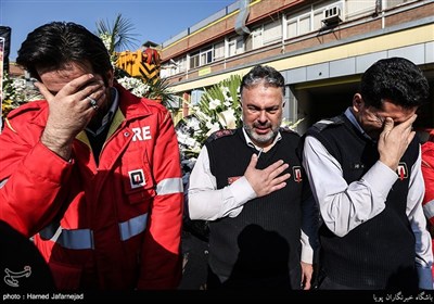 تاسف آتش نشانان ایستگاه حسن آباد تهران در پی شهادت همکارانشان در حادثه فروریختن ساختمان پلاسکو