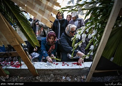 همدردی و عرض تسلیت جمعی از مسیحیان به آتش نشانان ایستگاه حسن آباد تهران در پی حادثه فروریختن ساختمان پلاسکو