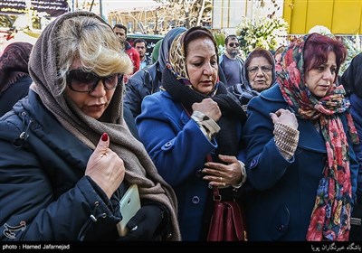 همدردی و عرض تسلیت جمعی از مسیحیان به آتش نشانان ایستگاه حسن آباد تهران در پی حادثه فروریختن ساختمان پلاسکو