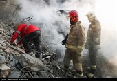 فیلم/ لحظه یافتن پیکر هشتمین آتش‌نشان پلاسکو در روز هفتم حادثه پلاسکو