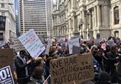 آلاف الامریکیین یتظاهرون فی فیلادلفیا تزامنا مع خطاب ترامب + صور