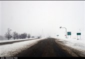 جاده‌های استان همدان به دلیل بارش برف لغزنده است‌