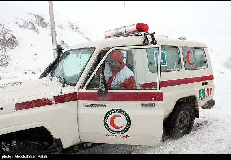 نجات یک مادر باردار گرفتار شده در برف در استان گیلان