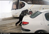 اردبیل| برف و کولاک مسافران محور خلخال به اسالم را زمین‌گیر کرد
