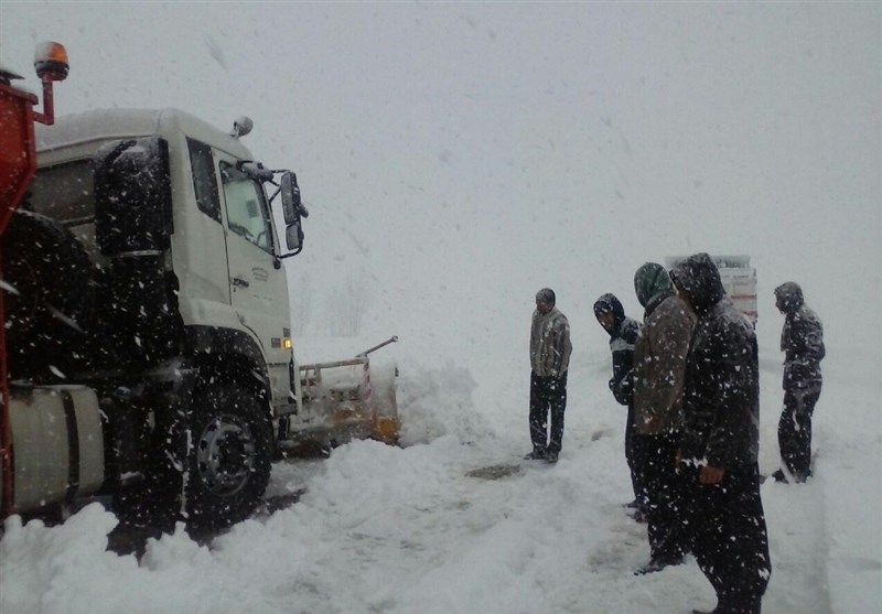 بارش برف راه ارتباطی 20 روستای معمولان را مسدود کرد/ تعطیلی مدارس منطقه &quot;پل‌زال&quot;