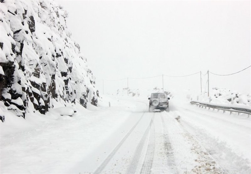 100 نفر در گردنه‌های شهرستان کوهرنگ در برف گرفتار شدند